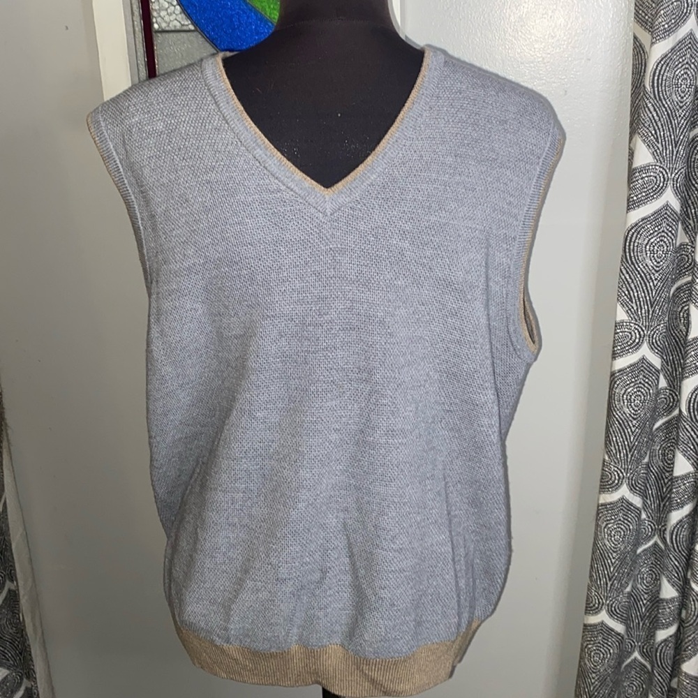 Brooks Brothers 100% Merino Wool V Neck Sweater SZ Medium